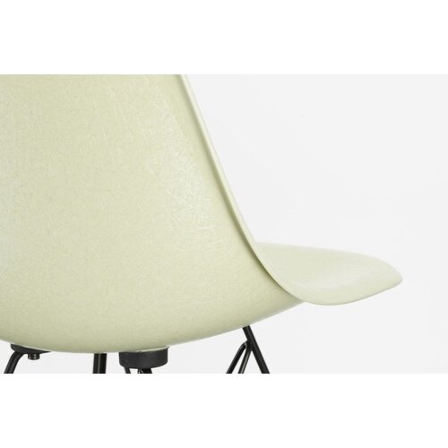 Vitra Vitra Eames Fiberglass Chairs Vitra Vitra Eames Fiberglass Chairs